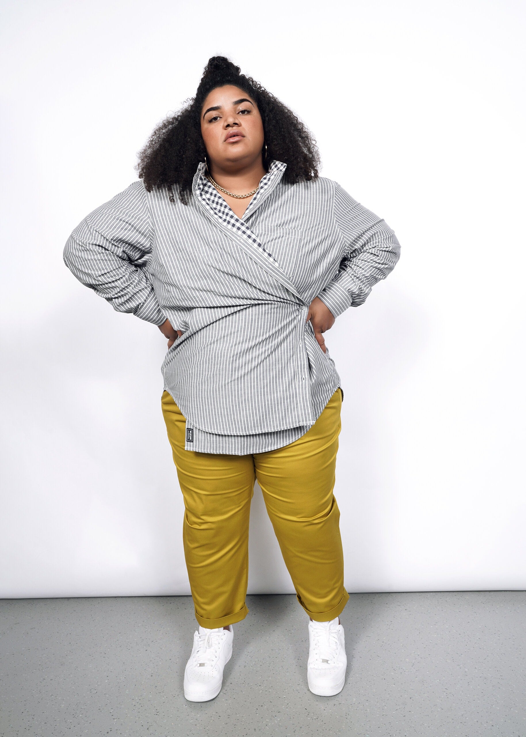 1X= Model wearing The Essential Gingham Long Sleeve Oversized Convertible Button Up in Stripe Navy