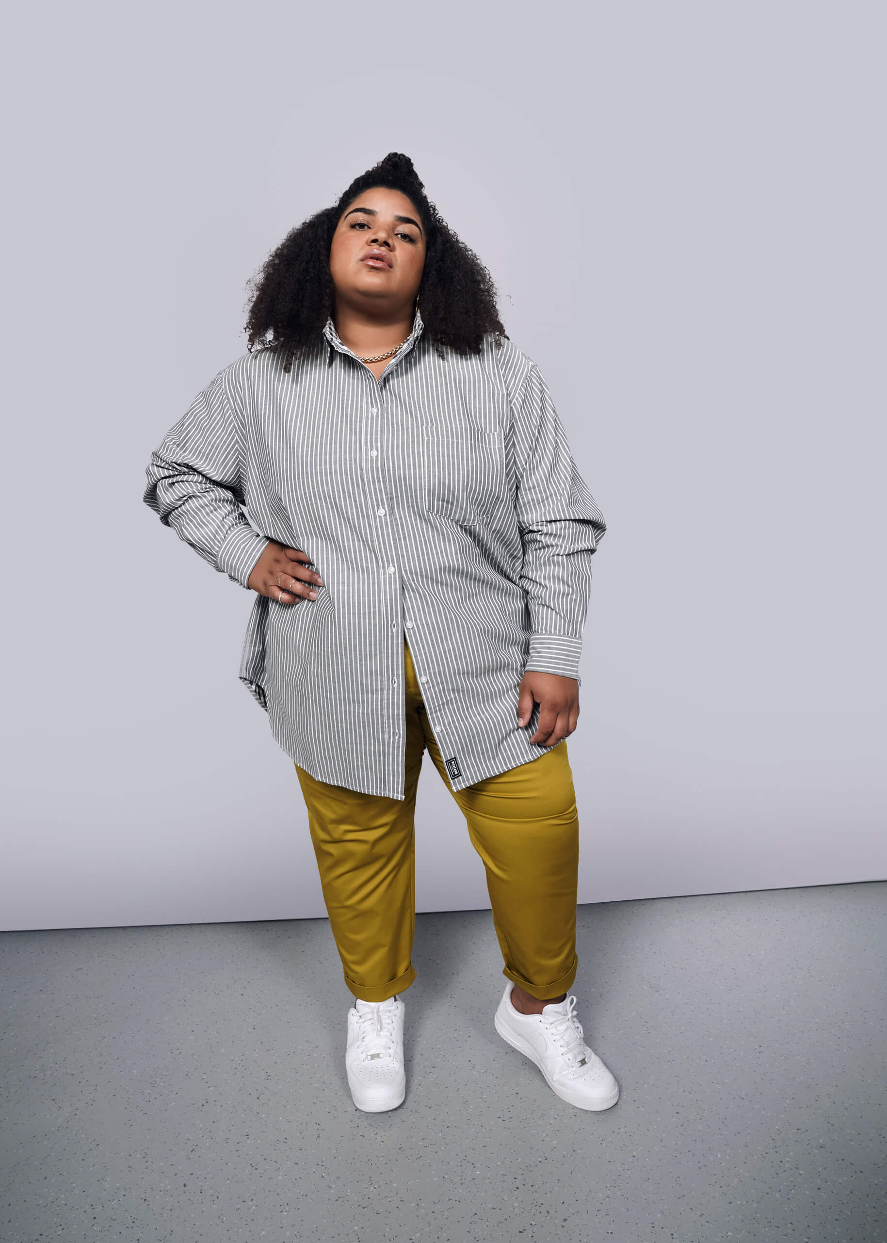 1X= Model wearing The Essential Gingham Long Sleeve Oversized Convertible Button Up in Stripe Navy