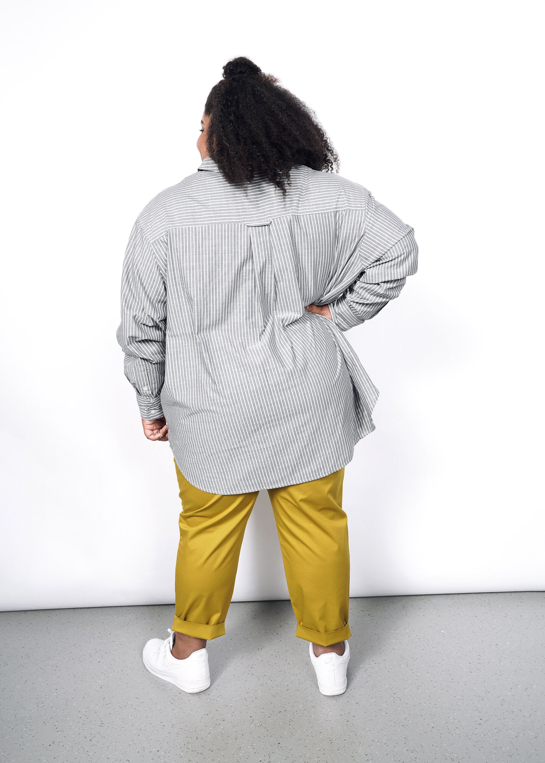 1X=Model wearing The Essential Gingham Long Sleeve Oversized Convertible Button Up in Stripe Navy