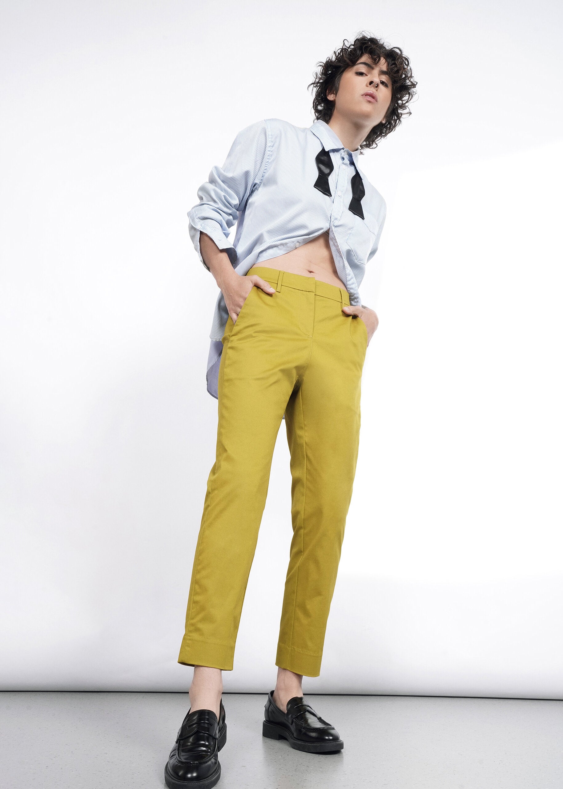 S=The Essential Slim Crop Pant in Dijon