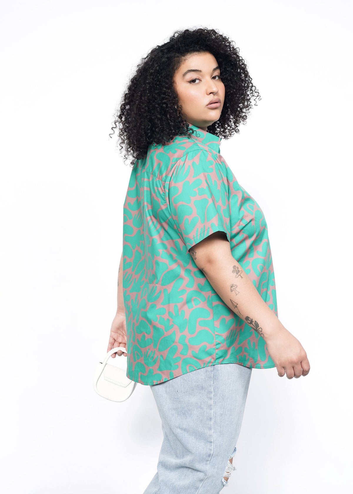 Side image of model wearing the Essential Button Up in Abstract Emerald in size 1X