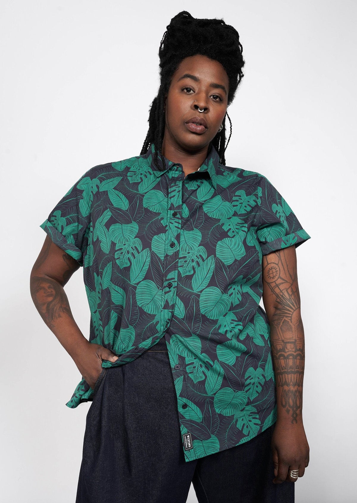 The Essential Button Up in Monstera Emerald/Navy