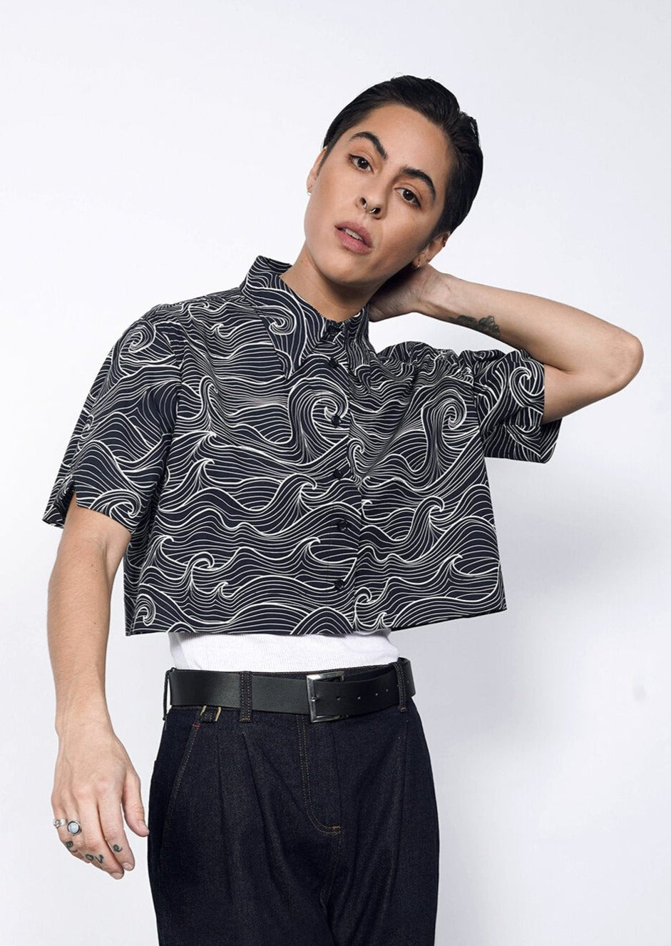 The Essential Cropped Button Up in Waves Navy/White