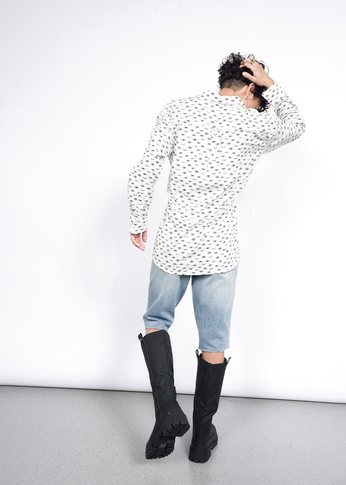 The Essential Long Sleeve Oversized Convertible Button Up in Wink White