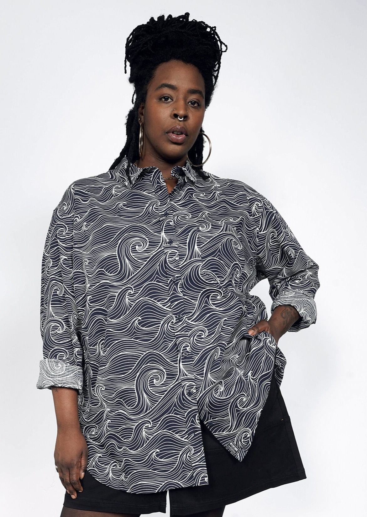 The Essential Long Sleeve Oversized Convertible Button Up in Waves Navy/White