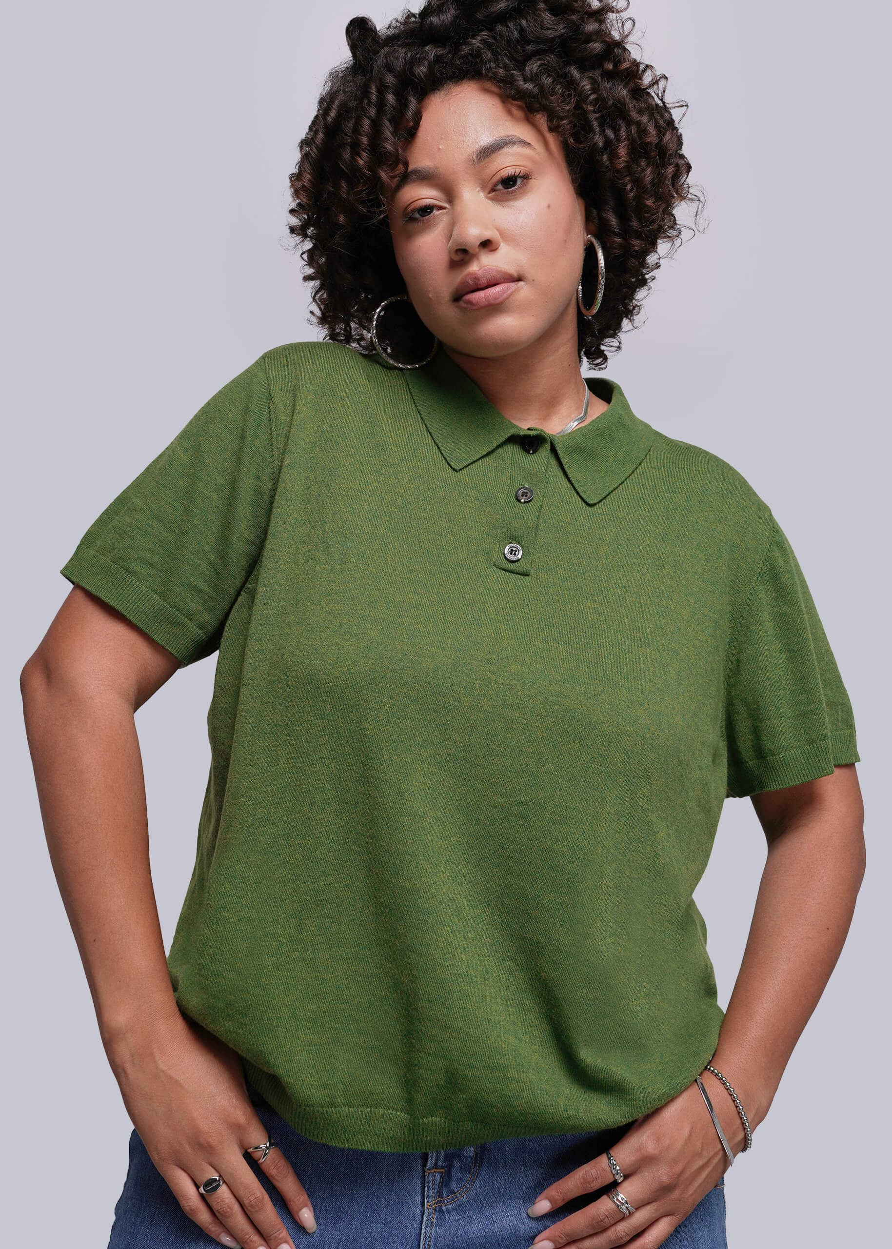 1X=Person wearing a green polo shirt against a plain background