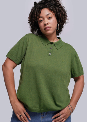 1X=Person wearing a green polo shirt against a plain background
