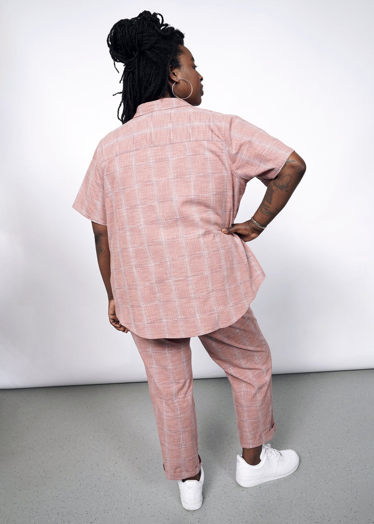 Model wearing The Essential Button Up in Cross Hatch Periwinkle