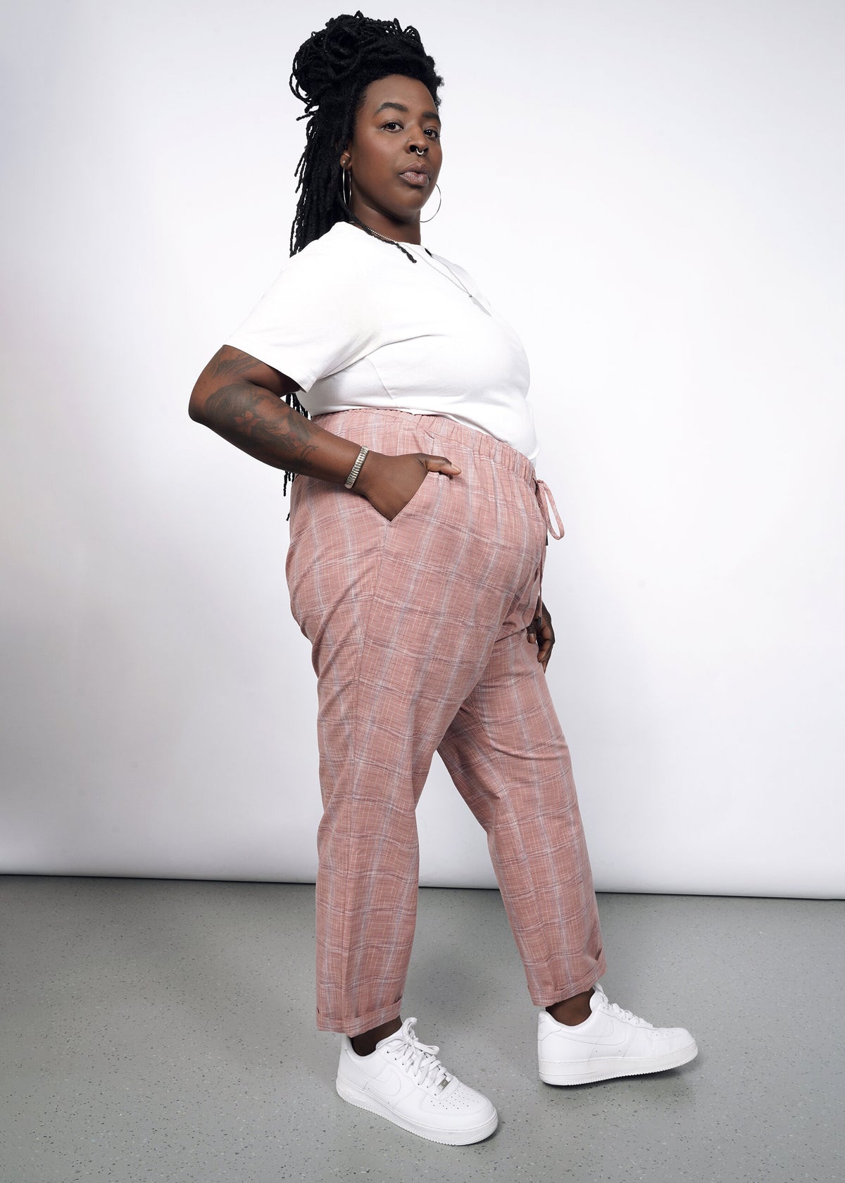 Model wearing The Essential Drawstring Pant in Cross Hatch Periwinkle