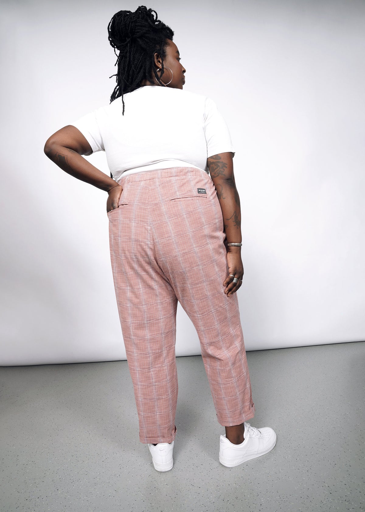 Model wearing The Essential Drawstring Pant in Cross Hatch Periwinkle