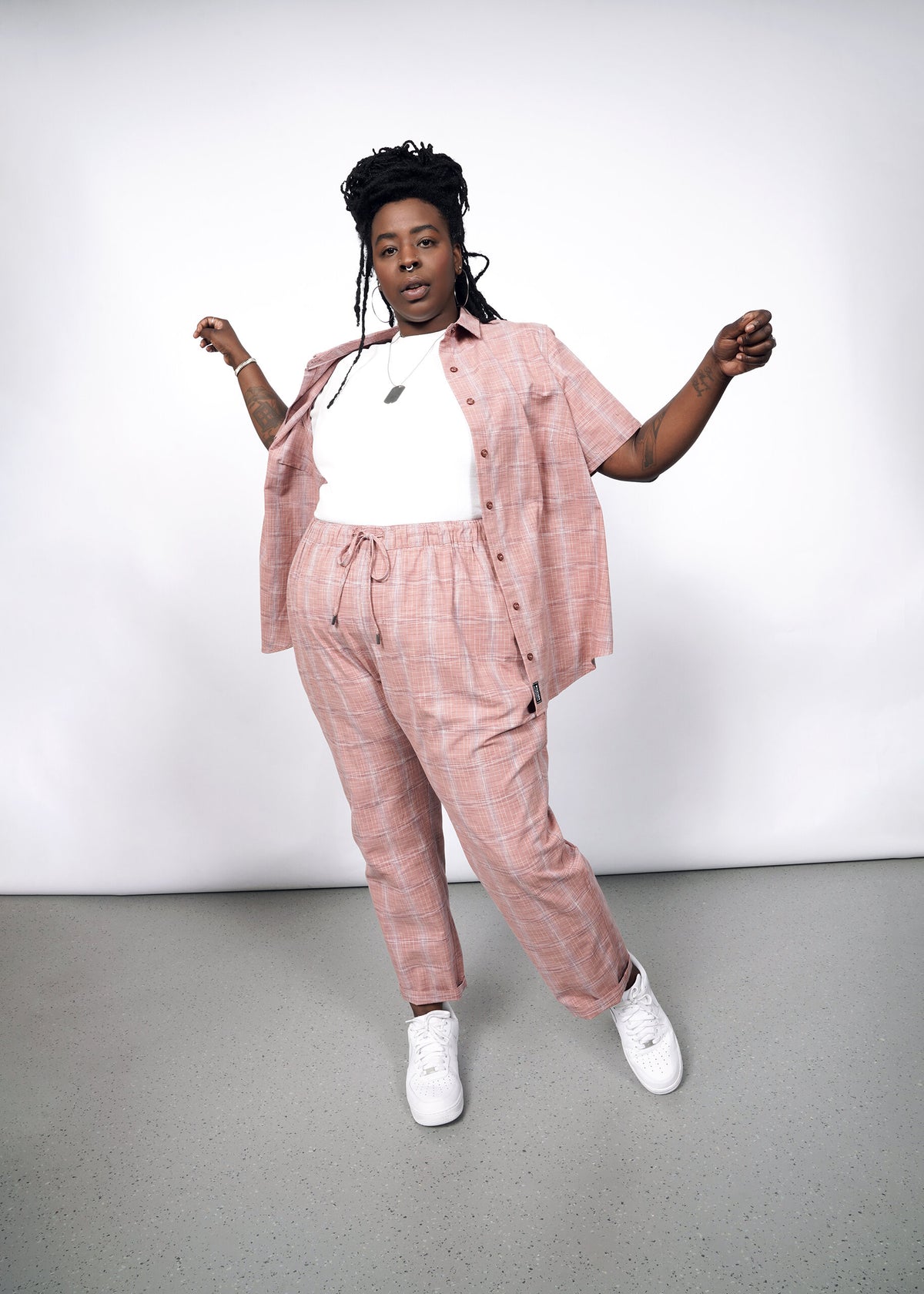 Model wearing The Essential Drawstring Pant in Cross Hatch Periwinkle