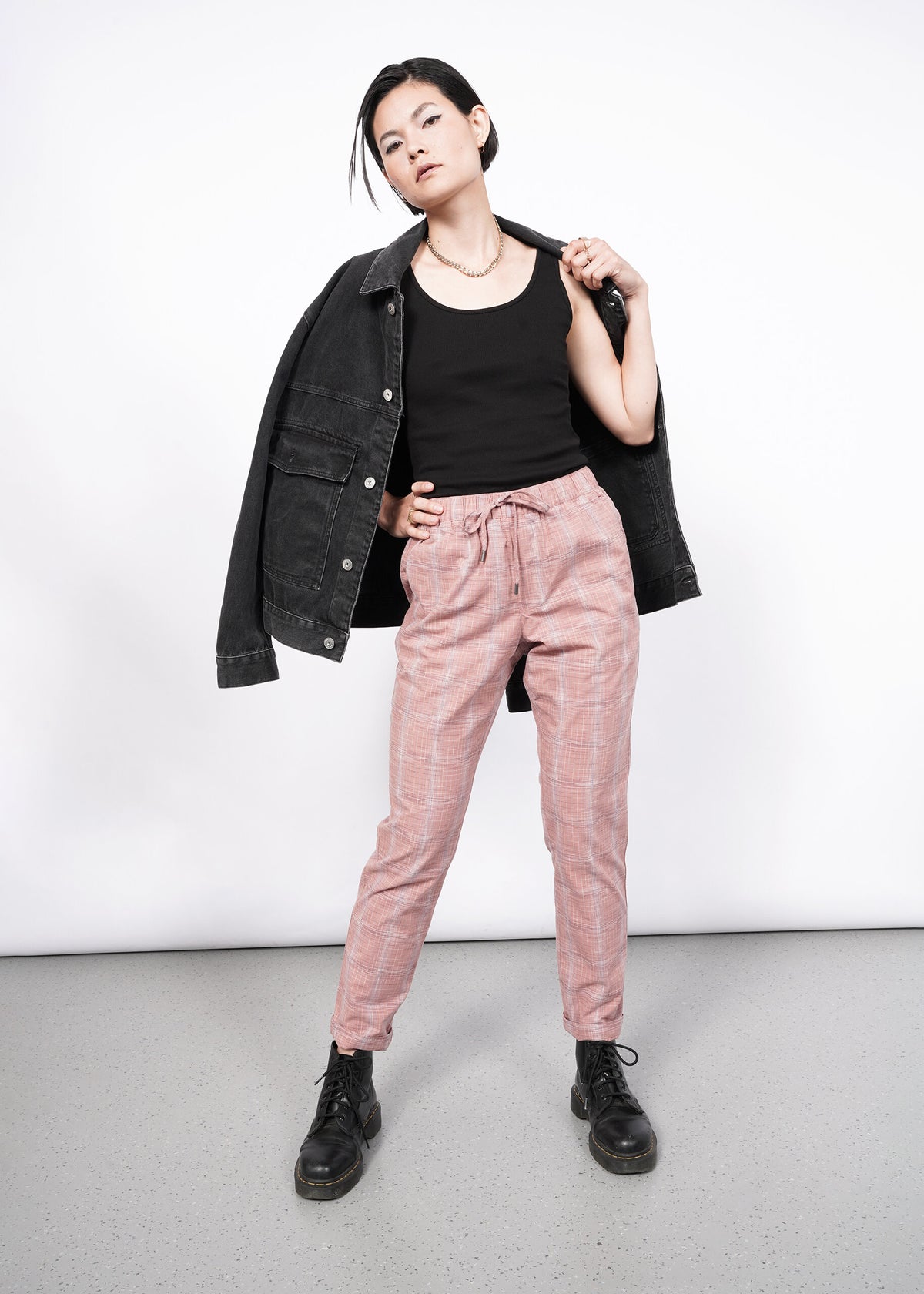 Model wearing The Essential Drawstring Pant in Cross Hatch Periwinkle