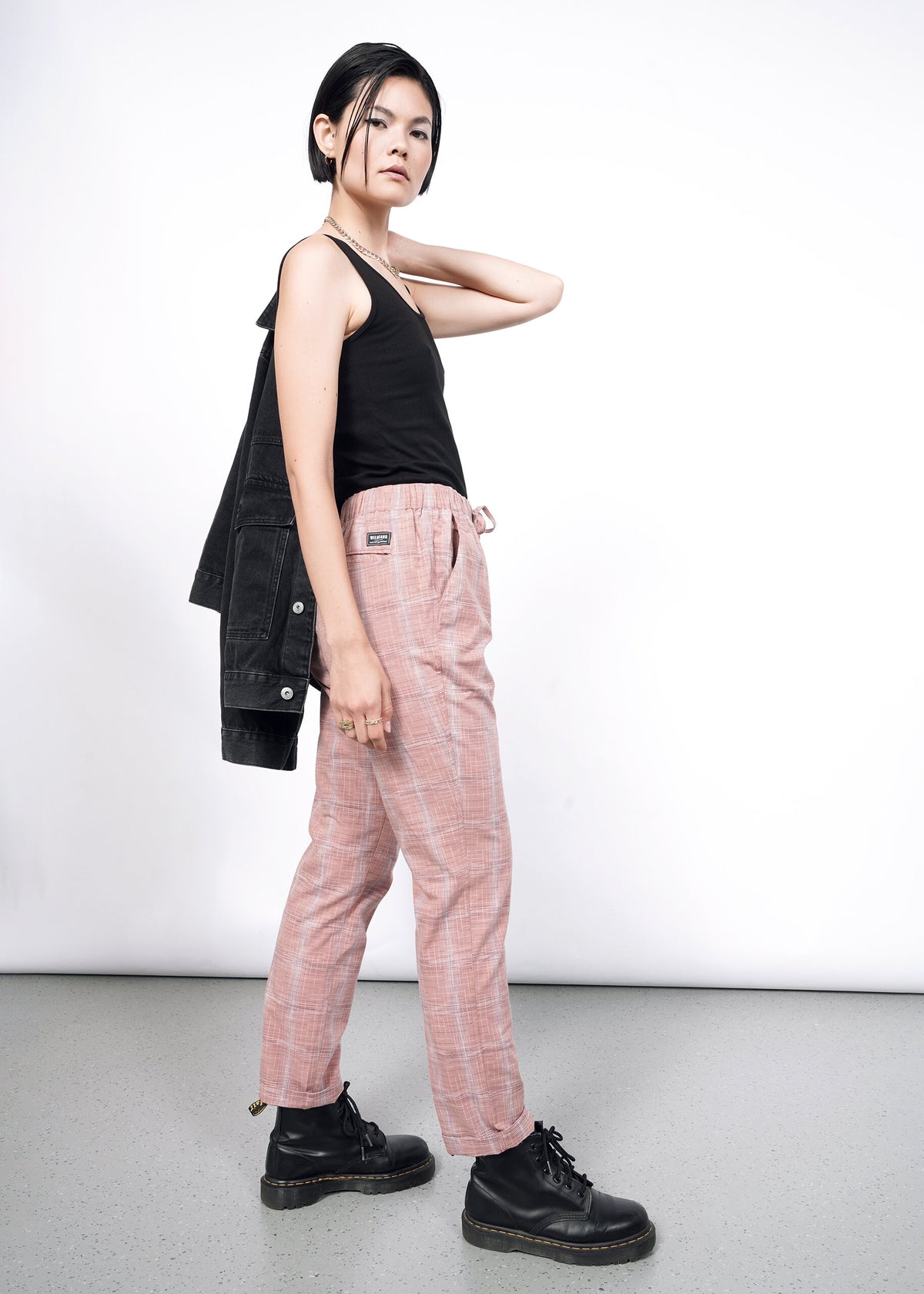 Model wearing The Essential Drawstring Pant in Cross Hatch Periwinkle