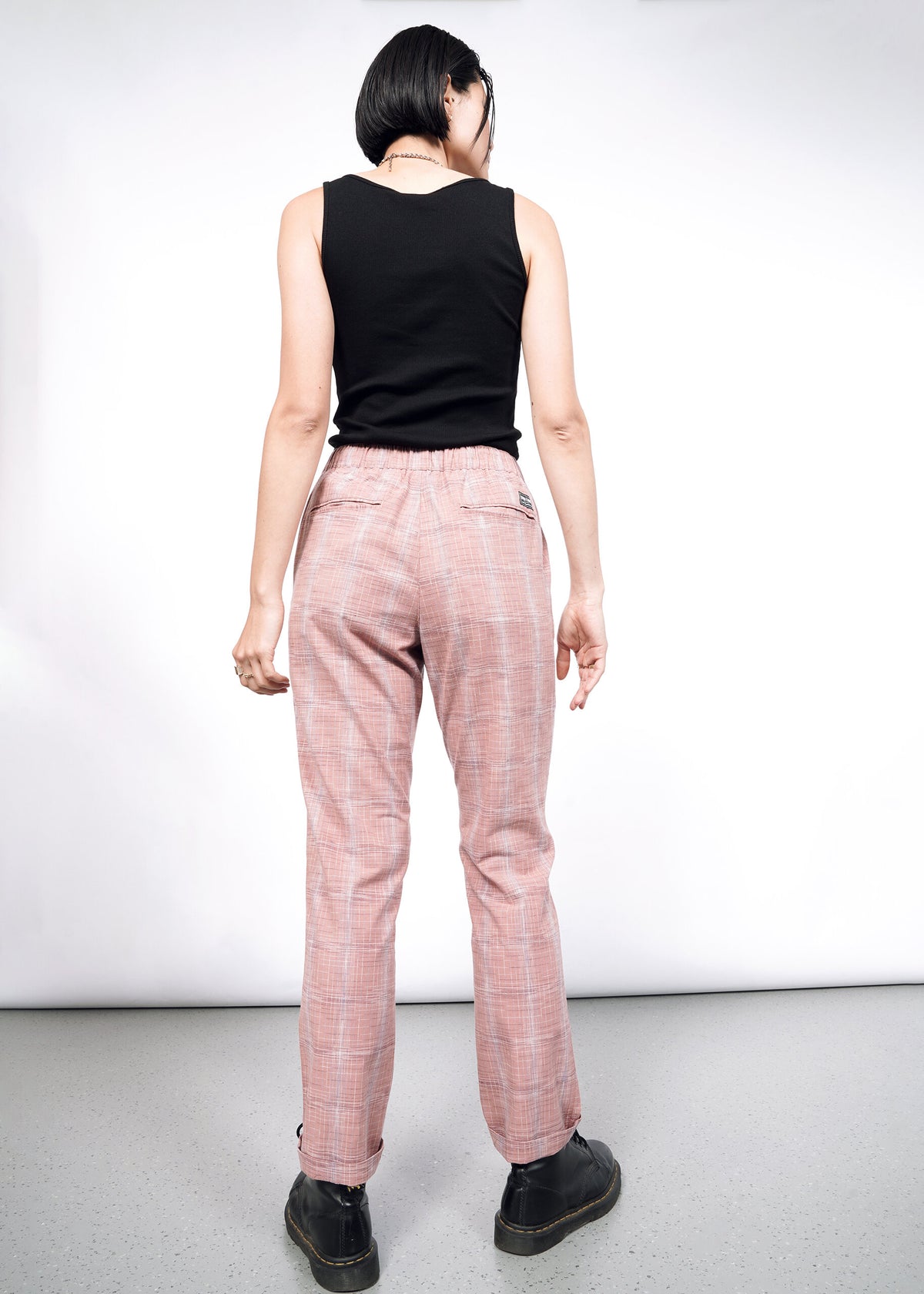 Model wearing The Essential Drawstring Pant in Cross Hatch Periwinkle