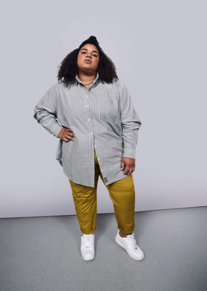 1X= Model wearing The Essential Gingham Long Sleeve Oversized Convertible Button Up in Stripe Navy