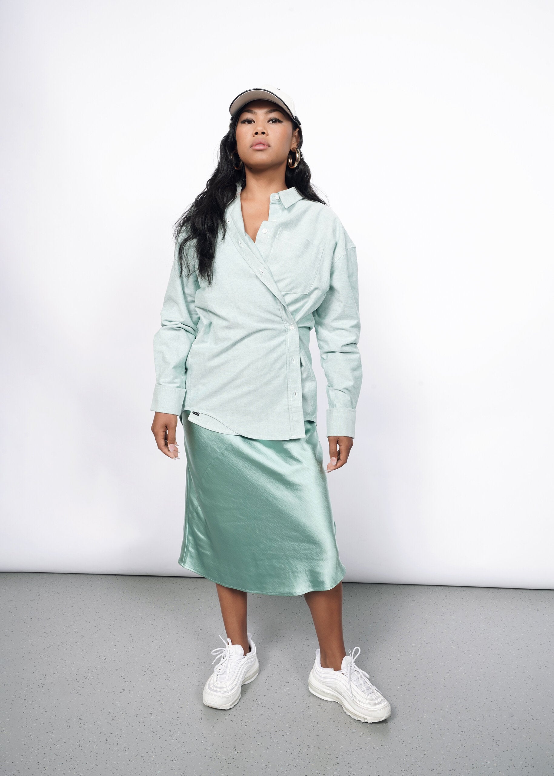 Model wearing The Essential Long Sleeve Oversized Convertible Oxford Button Up in Emerald/White