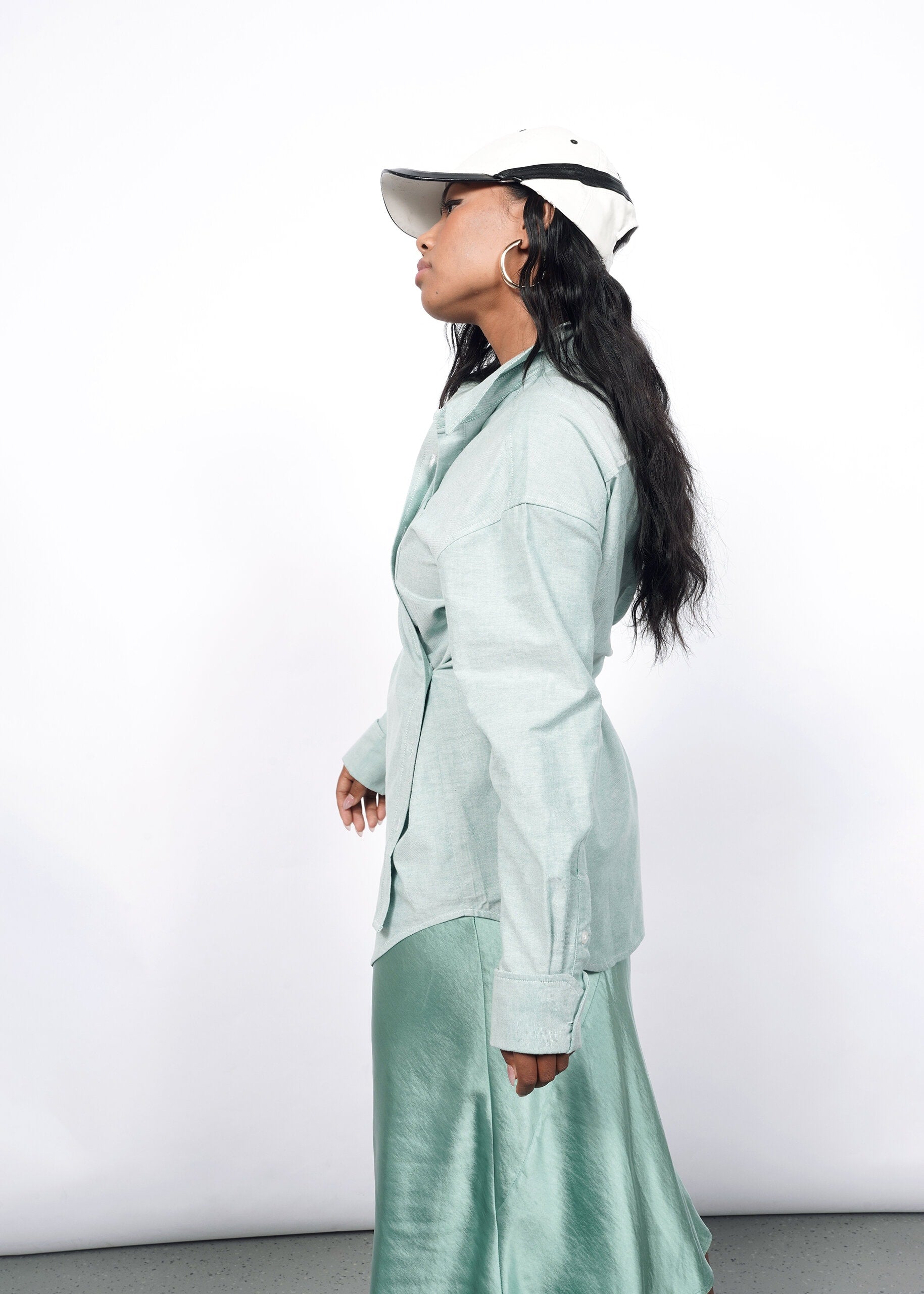 Model wearing The Essential Long Sleeve Oversized Convertible Oxford Button Up in Emerald/White