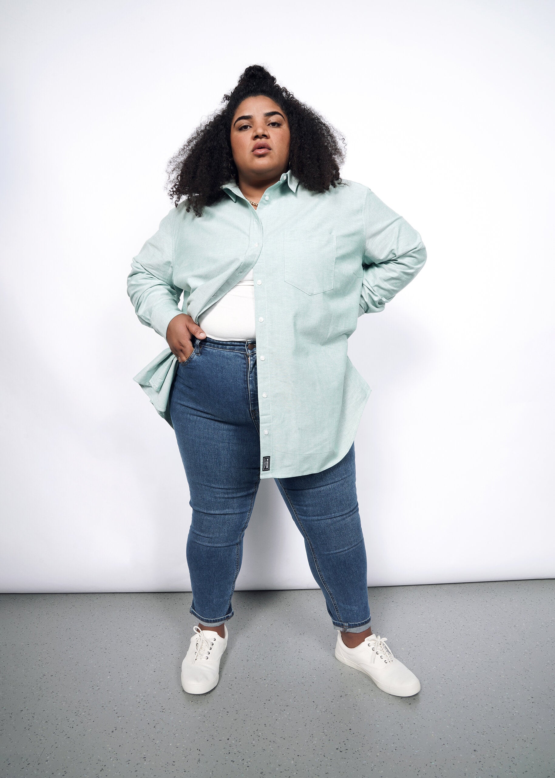 Model wearing The Essential Long Sleeve Oversized Convertible Oxford Button Up in Emerald/White