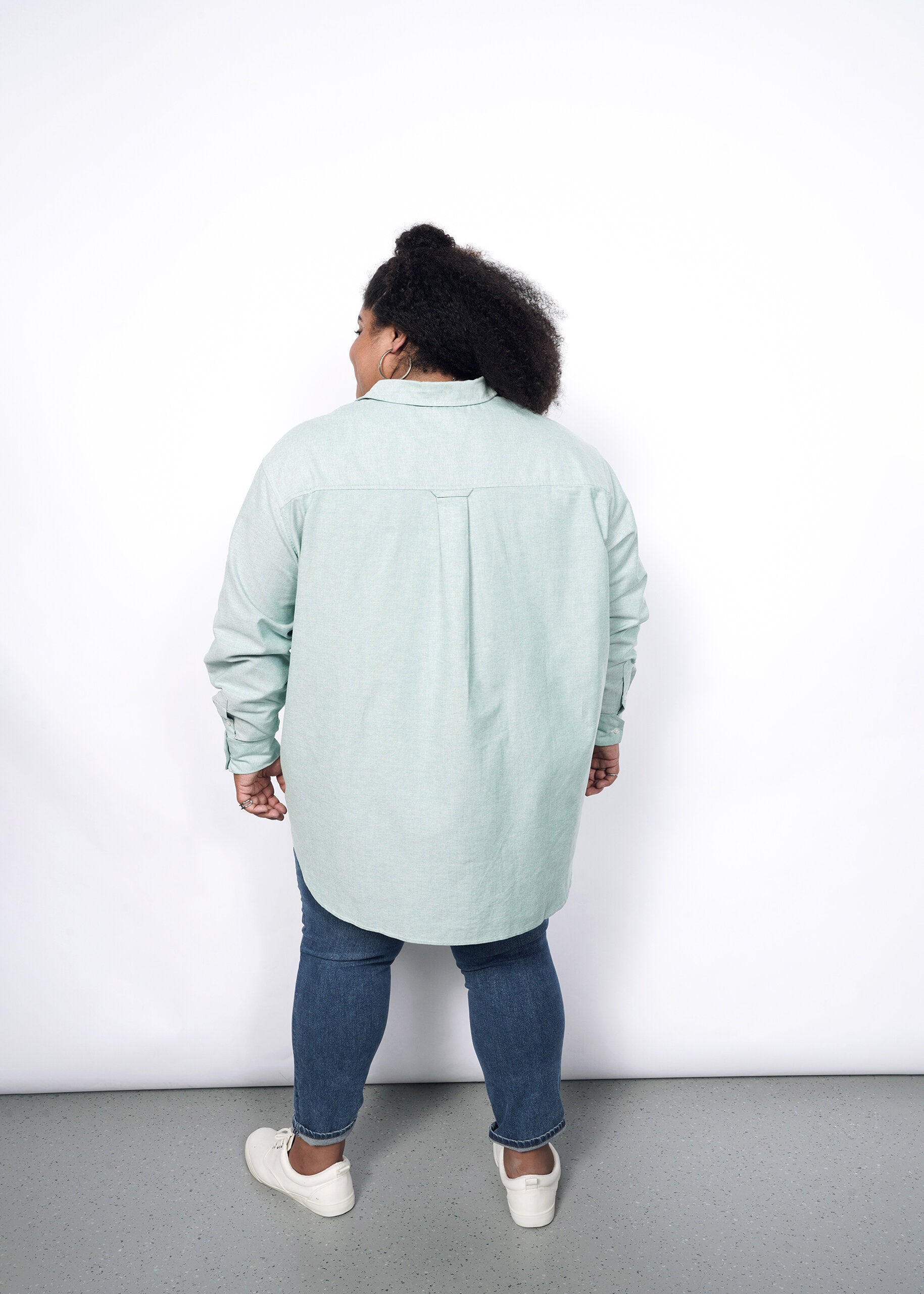 Model wearing The Essential Long Sleeve Oversized Convertible Oxford Button Up in Emerald/White